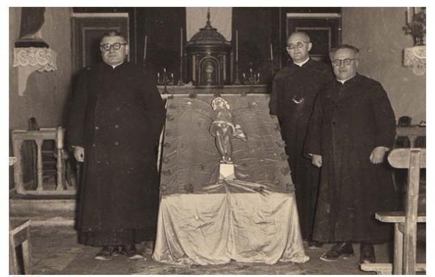 18 le curé Château à Virson et le Christ 1956  M Bonnin